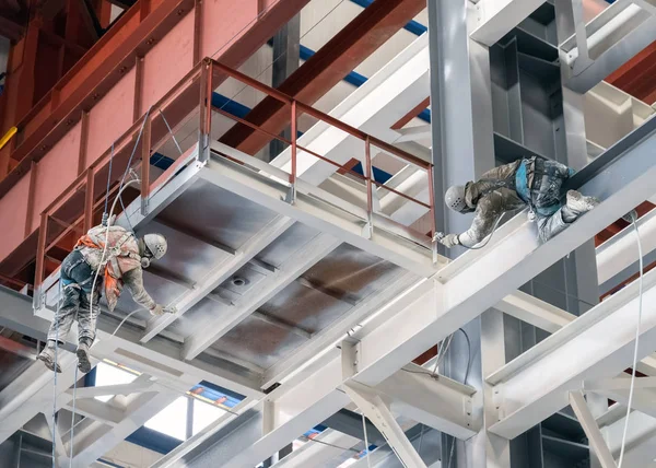 Dos Escaladores Industriales Pintan Marco Metálico Una Central Eléctrica Construcción —  Fotos de Stock