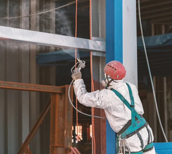 工人在建筑工地油漆金属框架 — 图库照片