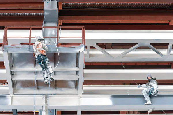 Два Промышленных Альпиниста Красят Металлическую Раму Строящейся Электростанции — стоковое фото