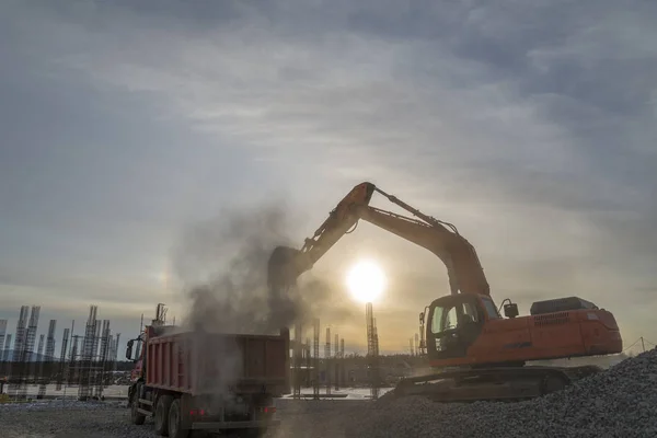 Excavadora Carga Grava Atardecer Fotos de stock libres de derechos