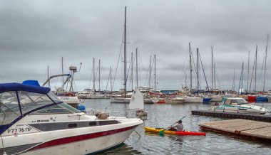 Vladivostok, Rusya - 08 Haziran 2018: Yelkenli yatlar iskelede