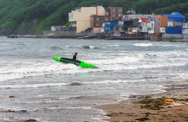 Władywostok Rosja Lipca 2019 Surfer Pokładzie Wychodzi Morza Zdjęcie Stockowe