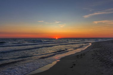 Güneş ufukta denizin üzerinde ayarlar.