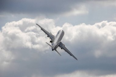 Zhukovsky, Rusya - 28 Ağustos 2015: Sukhoi Superjet 100 üzerinde kalkış
