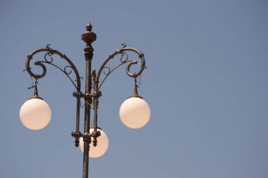 Historic sokak lamba mavi gökyüzü önünde