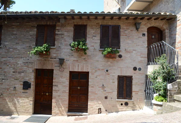 房子前面在乌尔比诺 意大利 — 图库照片