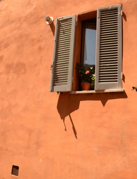 Ventana Italiana Con Obturador Abierto —  Fotos de Stock