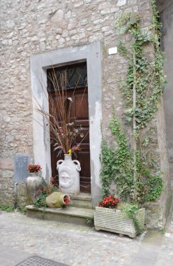 Kil tencere İtalyan ön kapı önünde