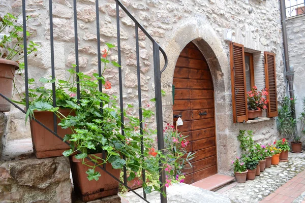 在意大利的一个翁布里亚村的房子入口 — 图库照片