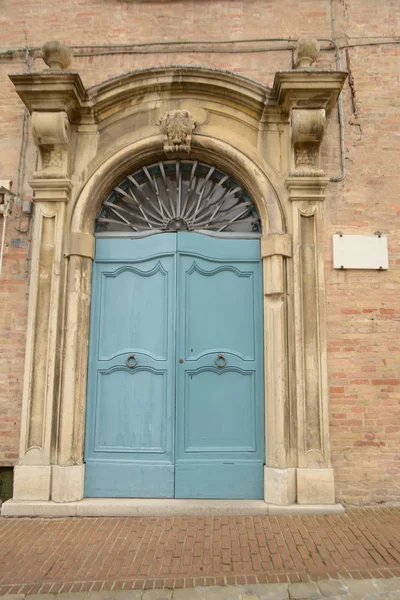Blaue Haustür Einer Kleinen Italienischen Stadt — Stockfoto