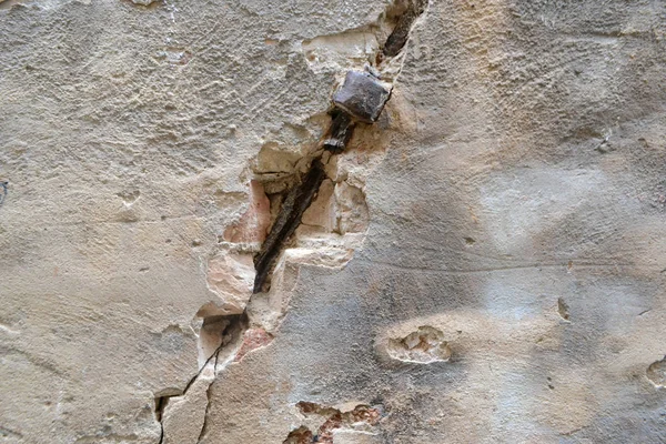 イタリアの家で古い壁の亀裂します — ストック写真