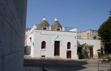 Alberobello bir trulli evin ön görünümü - İtalya