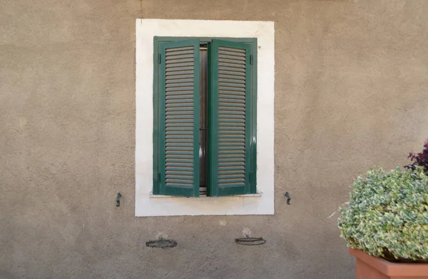 イタリアの村の緑の窓 — ストック写真