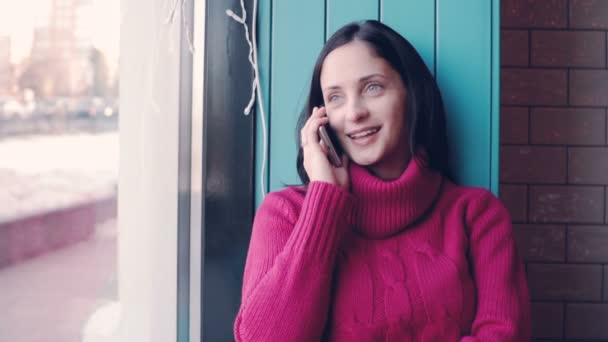 Hermosa mujer hablando por teléfono celular en la cafetería — Vídeo de stock