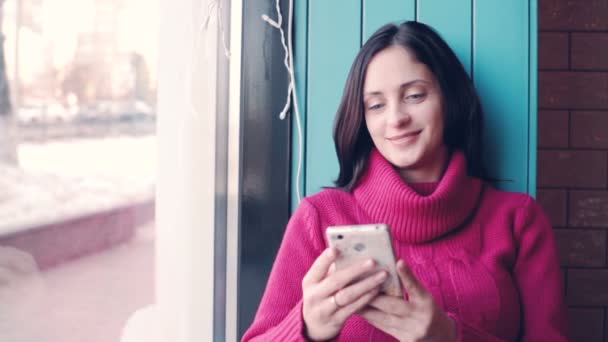 Gyönyörű Fiatal Típusú Üzenet Mobiltelefonon Felvétel Design — Stock videók
