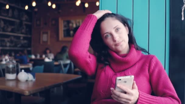 Chicas hablando en la cafetería — Vídeo de stock