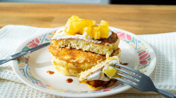 Empilement de crêpes sur une assiette — Photo