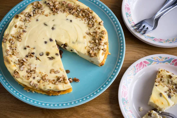 Crumble e Nut Cheesecake su un piatto — Foto Stock