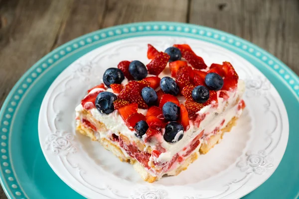 Erdbeer-Tiramisu mit Mascarpone und Blaubeere — Stockfoto