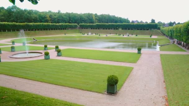 LOIRE VALLEY, FRANCIA-AGOSTO, 2018: Villandry chateau, Valle del Loira, Francia - hermoso jardín en toda Francia — Vídeo de stock