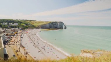 Güzel sahil şeridi ve kaymaktaşı cliff Etretat, Fransa defne havadan görünümü