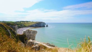 Güzel sahil şeridi ve kaymaktaşı cliff Etretat, Fransa defne havadan görünümü