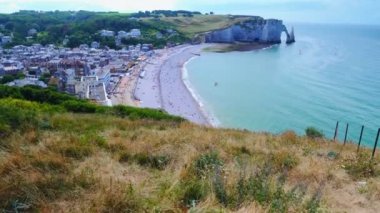 Güzel sahil şeridi ve kaymaktaşı cliff Etretat, Fransa defne havadan görünümü