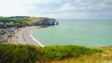 Güzel sahil şeridi ve kaymaktaşı cliff Etretat, Fransa defne havadan görünümü