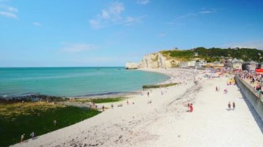 Güzel sahil şeridi ve kaymaktaşı cliff Etretat, Fransa defne havadan görünümü