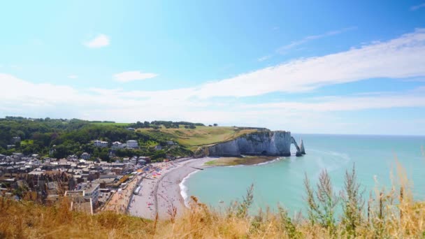 A légi felvétel a gyönyörű tengerpart és alabástrom cliff bay Etretat, Franciaország — Stock videók