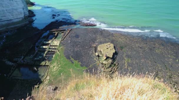 Widok na piękne wybrzeże i alabastru cliff bay Etretat, Francja — Wideo stockowe