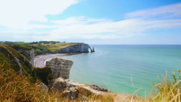 A légi felvétel a gyönyörű tengerpart és alabástrom cliff bay Etretat, Franciaország — Stock videók