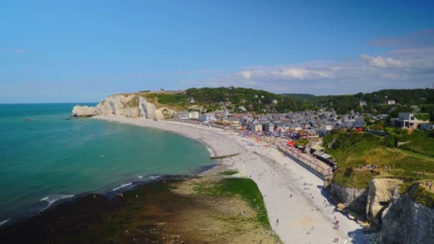 A légi felvétel a gyönyörű tengerpart és alabástrom cliff bay Etretat, Franciaország — Stock videók