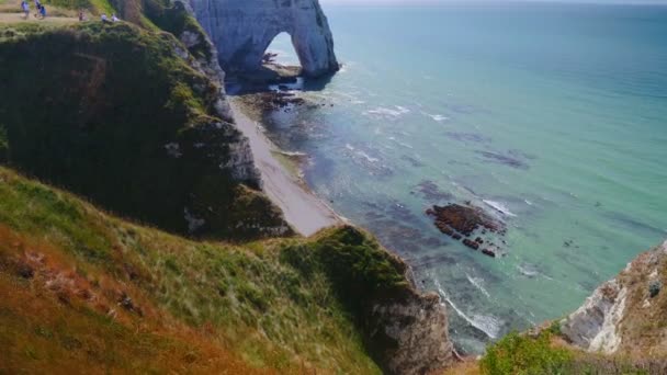 A légi felvétel a gyönyörű tengerpart és alabástrom cliff bay Etretat, Franciaország — Stock videók