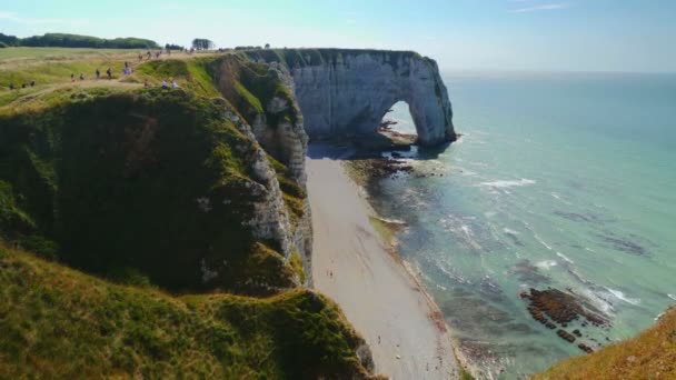 Widok na piękne wybrzeże i alabastru cliff bay Etretat, Francja — Wideo stockowe