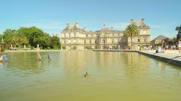 Boats in Luxembourg gardens — Stock Video