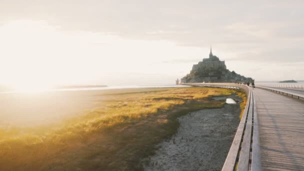 Sluneční cesta k opatství Mont Saint Michel — Stock video