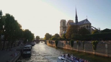 Paris, Fransa - 7 Ağustos 2018: Notre-Dame de Paris, Fransa Katedrali, görünümden Nehri Köprüsü