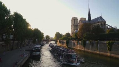 Paris, Fransa - 7 Ağustos 2018: Notre-Dame de Paris, Fransa Katedrali, görünümden Nehri Köprüsü