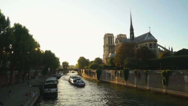 PARIGI, FRANCIA - 7 AGOSTO 2018: Cattedrale di Notre-Dame de Paris, Francia, vista dal ponte sul fiume — Video Stock