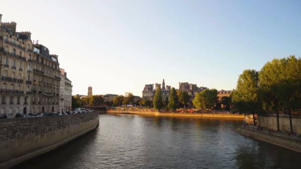 パリ、フランスの川セナ。市内中心部のノートルダム大聖堂の近くの川通り — ストック動画