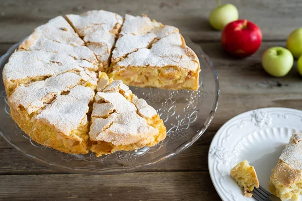 Sharlotka avec morceau cru de pomme — Photo