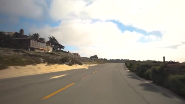 Οδηγώντας ένα αυτοκίνητο σε ένα δρόμο — Αρχείο Βίντεο
