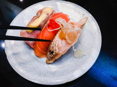 Closeup suşi beyaz çanak üzerinde