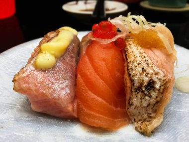 Closeup suşi beyaz çanak üzerinde