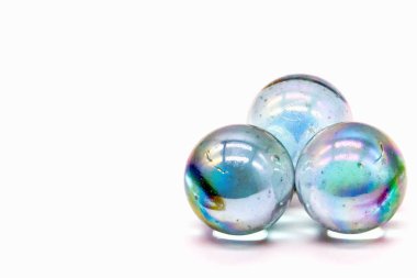 Beyaz zemin üzerinde üç beyaz kristal küre