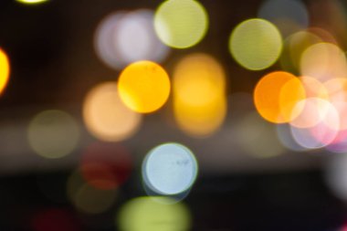 Renkli daire bokeh koyu arka plan üzerinde gömerim