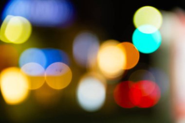 Renkli daire bokeh koyu arka plan üzerinde gömerim