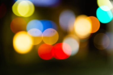 Renkli daire bokeh koyu arka plan üzerinde gömerim