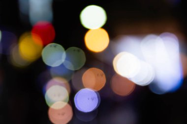 Renkli daire bokeh koyu arka plan üzerinde gömerim